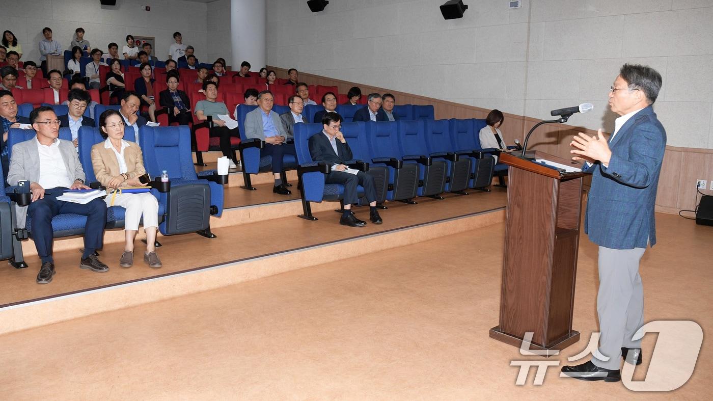 강기정 광주시장이 24일 오후 시청 무등홀에서 열린 긴급 간부회의에 참석해 인사말을 하고 있다.(광주시 제공. 재판매 및 DB 금지) 2025.7.24/뉴스1