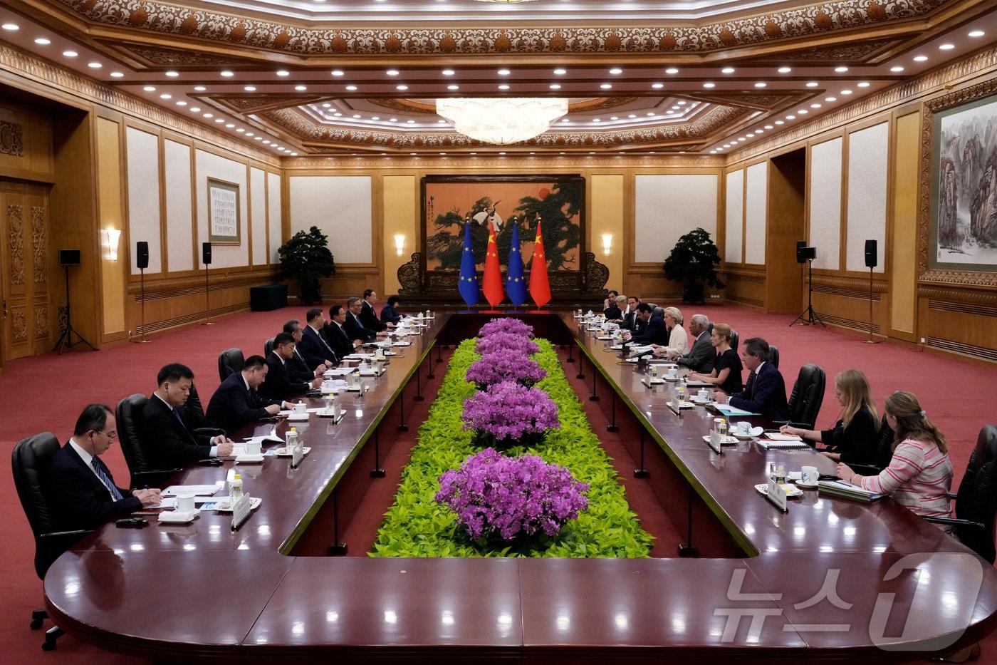 시진핑 중국 국가주석, 안토니우 코스타 EU 정상회의 상임의장, 우르줄라 폰데어라이엔 EU 집행위원장이 24일 베이징 인민대회당에서 열린 중-EU 정상회담 개회식에 참석했다. ⓒ 로이터=뉴스1 ⓒ News1 정은지 특파원