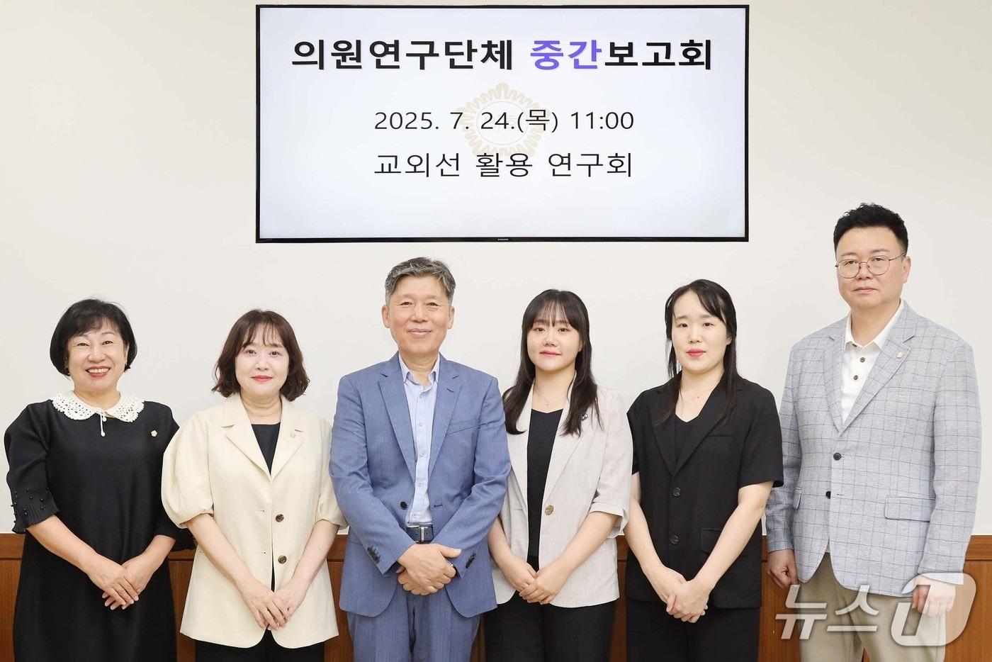 김환철 경민대 대외협력단장 및 의정부시의회 의원 연구단체 &#39;교외선 활용 연구회원들&#39;.