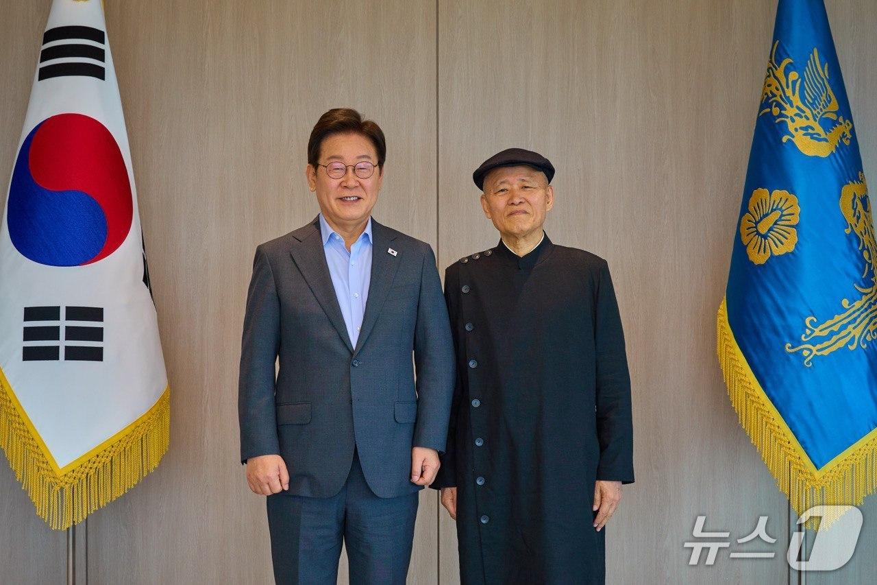 본문 이미지 - 이재명 대통령이 24일 도올 김용옥 선생과 오찬을 가진 모습. (대통령실 자료 제공)