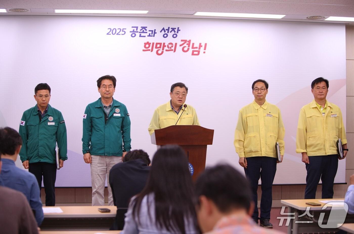 박명균 경남도 행정부지사&#40;가운데&#41;가 24일 도청 브리핑룸에서 집중호우로 인한 피해 상황과 수습·복구 대책을 설명하고 있다.&#40;경남도 제공. 재판매 및 DB금지&#41;