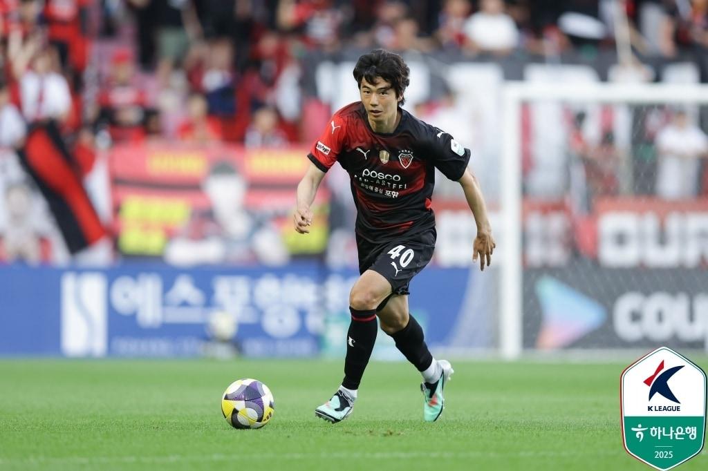 본문 이미지 - 포항 스틸러스로 이적한 기성용. &#40;한국프로축구연맹 제공&#41;