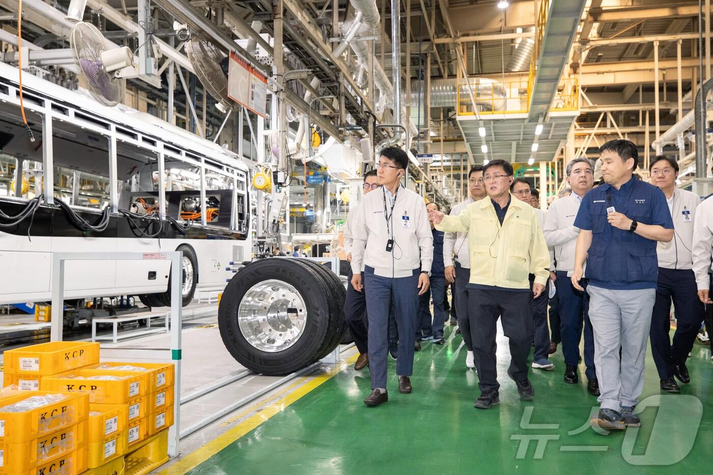 김성환 환경부 장관이 24일 전기 상용차를 생산하는 현대자동차 전주공장을 방문해 관계자들과 함께 생산 시설을 둘러보고 있다. (환경부 제공. 재판매 및 DB금지) 2025.7.24/뉴스1 ⓒ News1 민경석 기자