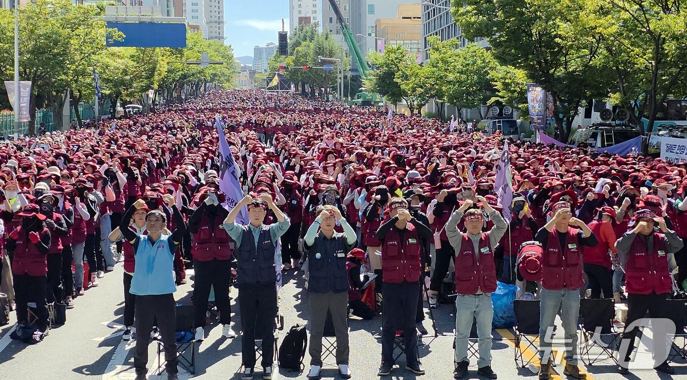 민주노총 전국플랜트건설노조 울산지부 조합원들이 24일 울산시청 남문 앞에서 임금 및 단체협상 투쟁 승리 결의대회를 하고 있다. &#40;울산플랜트건설노조 제공. 재판매 및 DB 금지&#41; /뉴스1