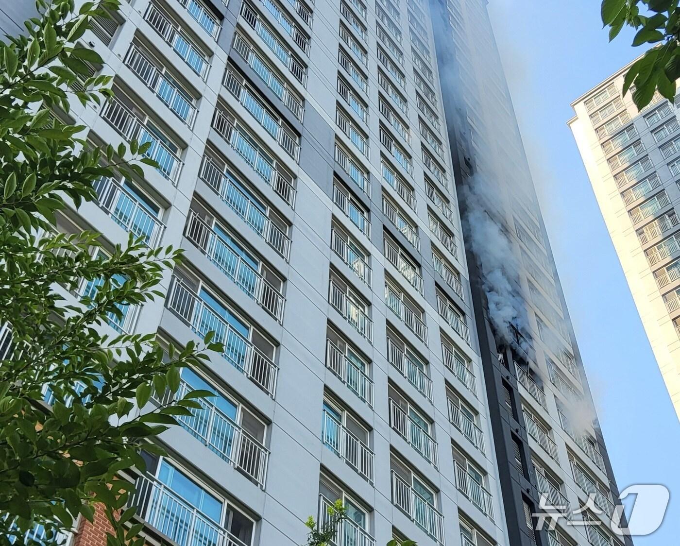 본문 이미지 - 경기 용인시 수지구 아파트 화재 현장.&#40;경기도소방재난본부 제공. 재판매 및 DB금지&#41;