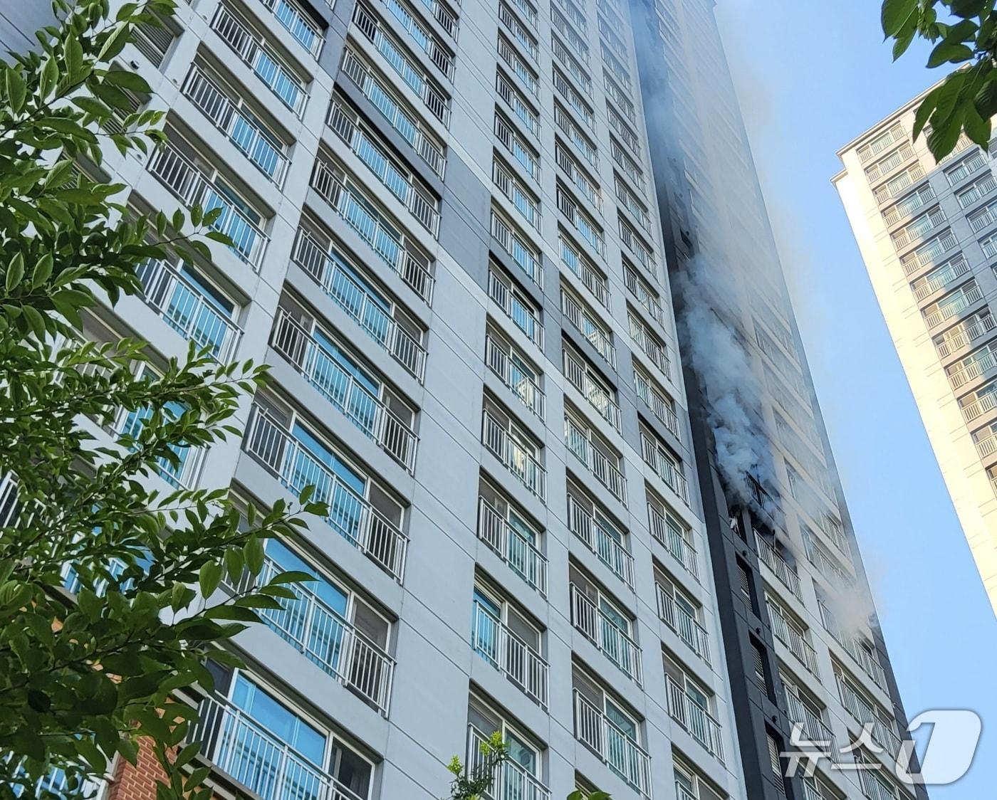 본문 이미지 - 경기 용인시 수지구 아파트 화재 현장.(경기도소방재난본부 제공. 재판매 및 DB금지)