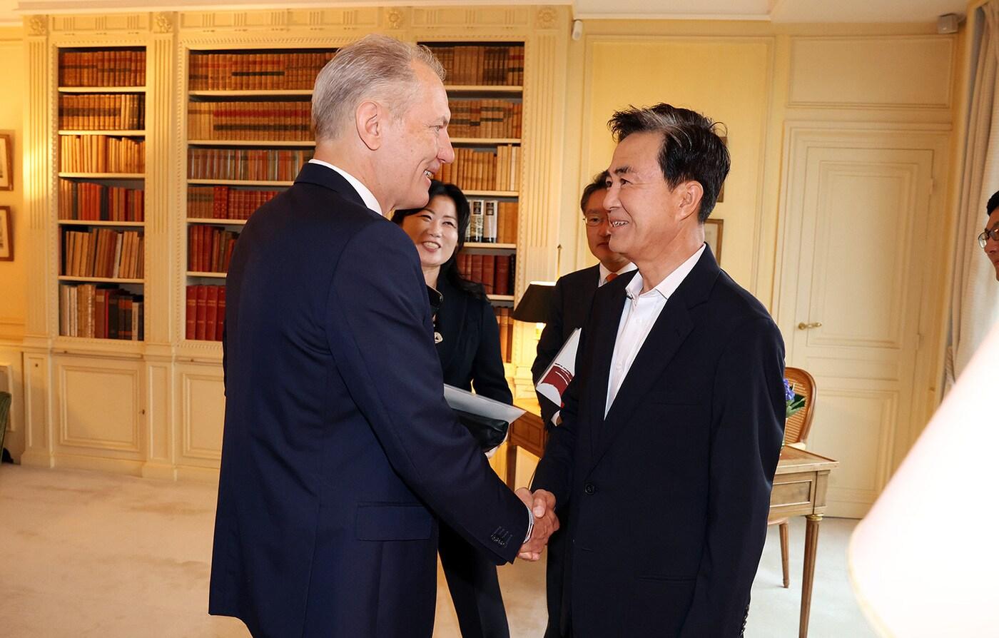 김태흠 충남지사(오른쪽)가 프랑수아 자코 에어리퀴드 최고경영자(CEO)를 만나고 있는 모습.(충남도 제공. 재판매 및 DB금지)/뉴스1