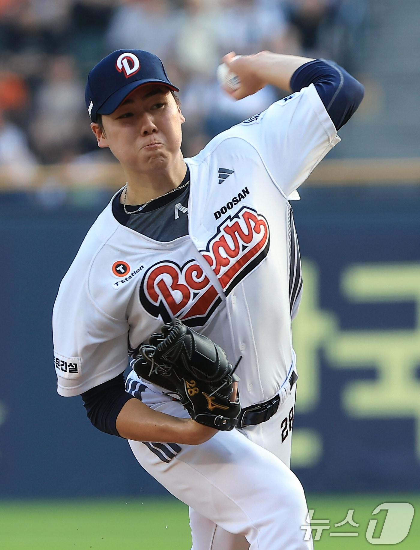 본문 이미지 - 두산 선발 최승용이 24일 오후 서울 송파구 잠실야구장에서 열린 프로야구 &#39;2025 신한 SOL뱅크 KBO 리그&#39; 한화 이글스와 두산 베어스의 경기에서 역투하고 있다. 2025.7.24/뉴스1 ⓒ News1 박정호 기자