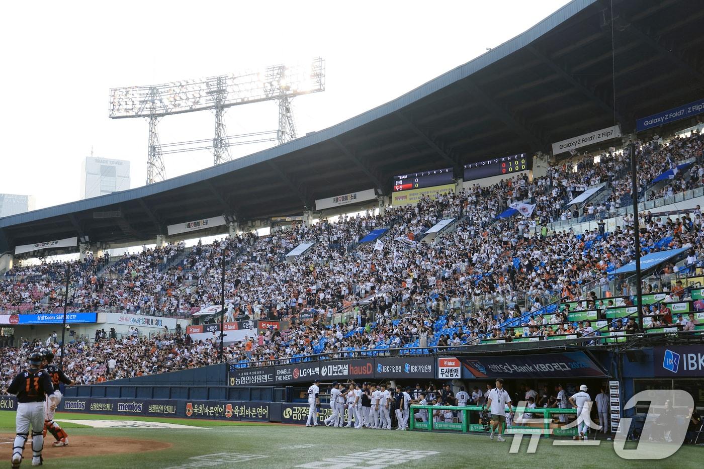 24일 오후 서울 송파구 잠실야구장에서 열린 프로야구 '2025 신한 SOL뱅크 KBO 리그' 한화 이글스와 두산 베어스의 경기에서 두산 팬들이 열띤 응원을 펼치고 있다. 두산베이스는 이날 구단 통산 3000만 관중 달성을 기념했다. 2025.7.24/뉴스1 ⓒ News1 박정호 기자