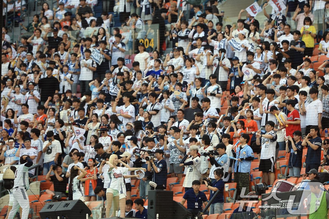 24일 오후 서울 송파구 잠실야구장에서 열린 프로야구 '2025 신한 SOL뱅크 KBO 리그' 한화 이글스와 두산 베어스의 경기에서 두산 팬들이 열띤 응원을 펼치고 있다. 두산베이스는 이날 구단 통산 3000만 관중 달성을 기념했다. 2025.7.24/뉴스1 ⓒ News1 박정호 기자