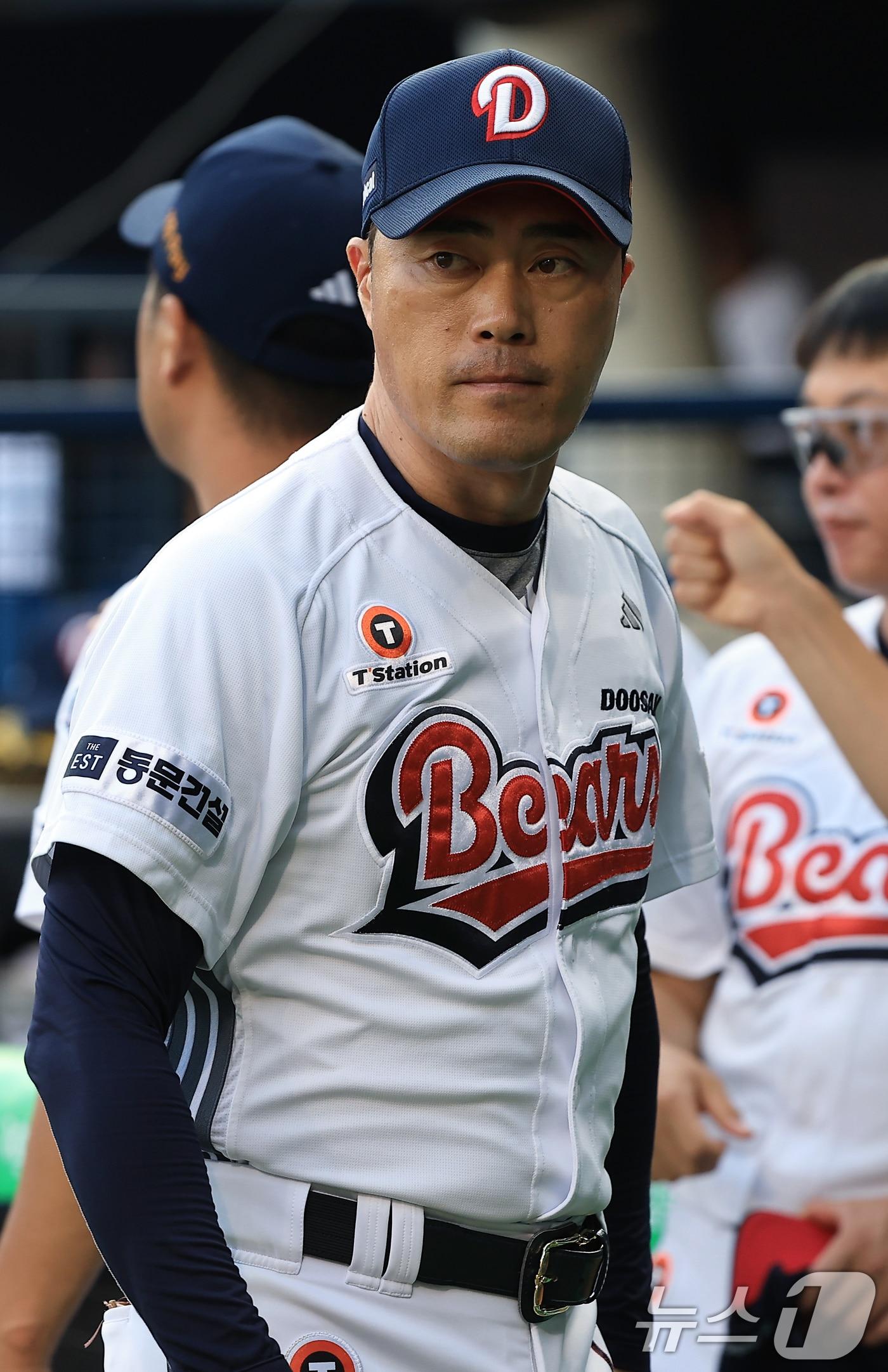 본문 이미지 - 조성환 두산 감독대행이 24일 오후 서울 송파구 잠실야구장에서 열린 프로야구 &#39;2025 신한 SOL뱅크 KBO 리그&#39; 한화 이글스와 두산 베어스의 경기에서 더그아웃으로 향하며 그라운드를 바라보고 있다. 2025.7.24/뉴스1 ⓒ News1 박정호 기자