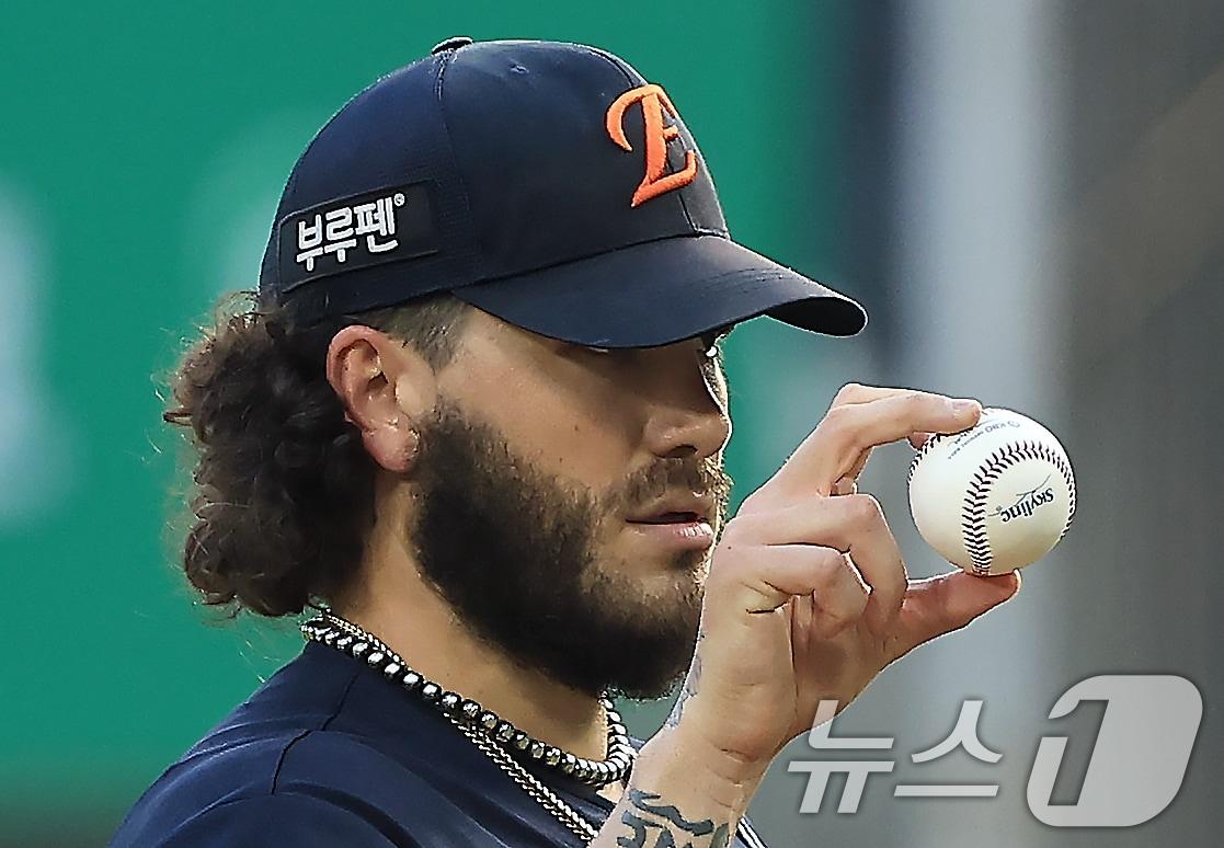 본문 이미지 - 한화 선발 폰세가 24일 오후 서울 송파구 잠실야구장에서 열린 프로야구 '2025 신한 SOL뱅크 KBO 리그' 한화 이글스와 두산 베어스의 경기에서 3회말 심판에게 공 교체를 요구하고 있다. 2025.7.24/뉴스1 ⓒ News1 박정호 기자