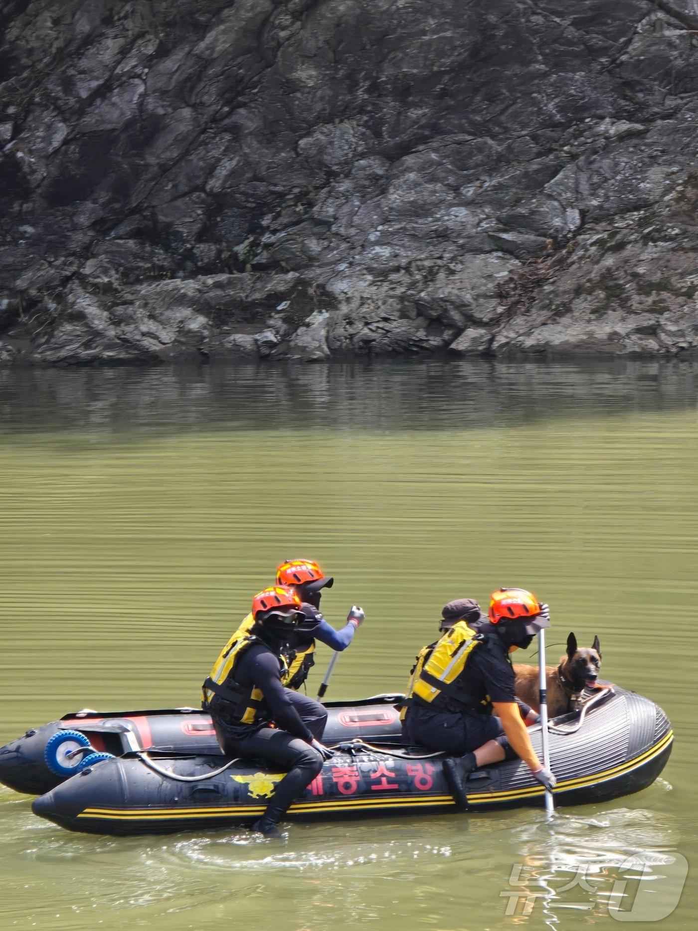 본문 이미지 - 지난달 24일 경기 가평군 일대에서 소방 당국이 수해 실종자를 찾기 위해 수색 작업을 벌이고 있다. &#40;경기도북부소방재난본부 제공, 재판매 및 DB 금지&#41; 2025.7.24/뉴스1 ⓒ News1 양희문 기자