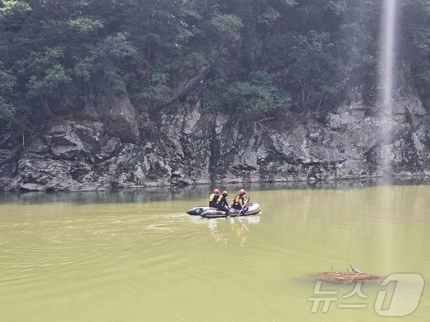 본문 이미지 - 24일 경기 가평군 일대에서 소방 당국이 수해 실종자를 찾기 위해 수색 작업을 벌이고 있다. (경기도북부소방재난본부 제공, 재판매 및 DB 금지) 2025.7.24/뉴스1 ⓒ News1 양희문 기자