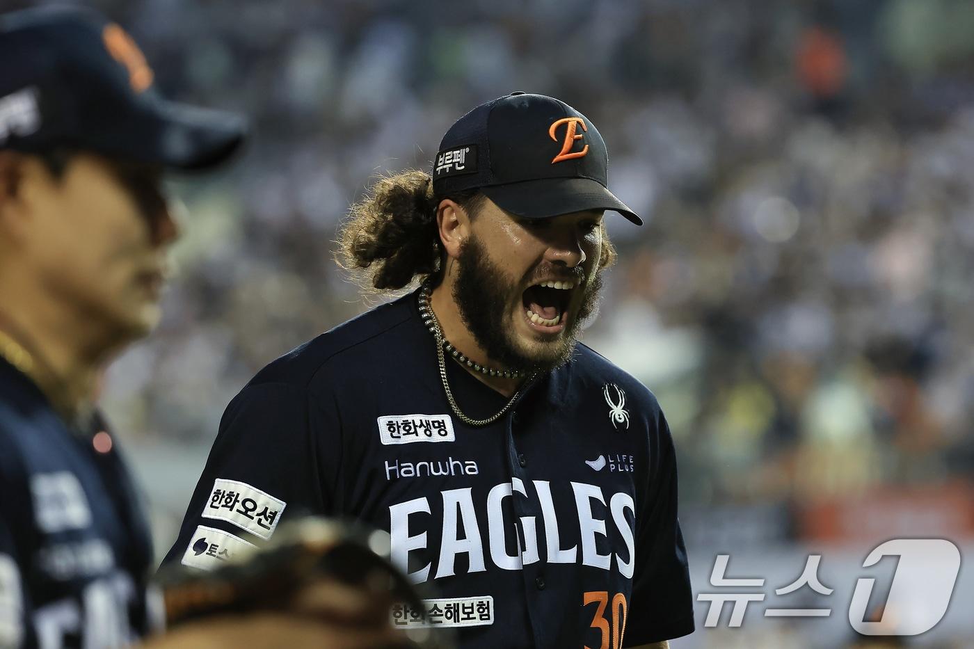 한화 선발 폰세가 24일 오후 서울 송파구 잠실야구장에서 열린 프로야구 '2025 신한 SOL뱅크 KBO 리그' 한화 이글스와 두산 베어스의 경기에서 6회말 이닝을 무실점으로 마무리 한 뒤 더그아웃으로 향하며 포효하고 있다. 2025.7.24/뉴스1 ⓒ News1 박정호 기자