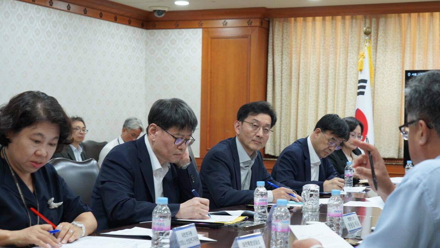 윤창렬 국무조정실장이 24일 정부서울청사에서 공공임대주택 공실개선을 위한 '미니정책 TF' 회의를 주재하고 있다.(총리실 제공)