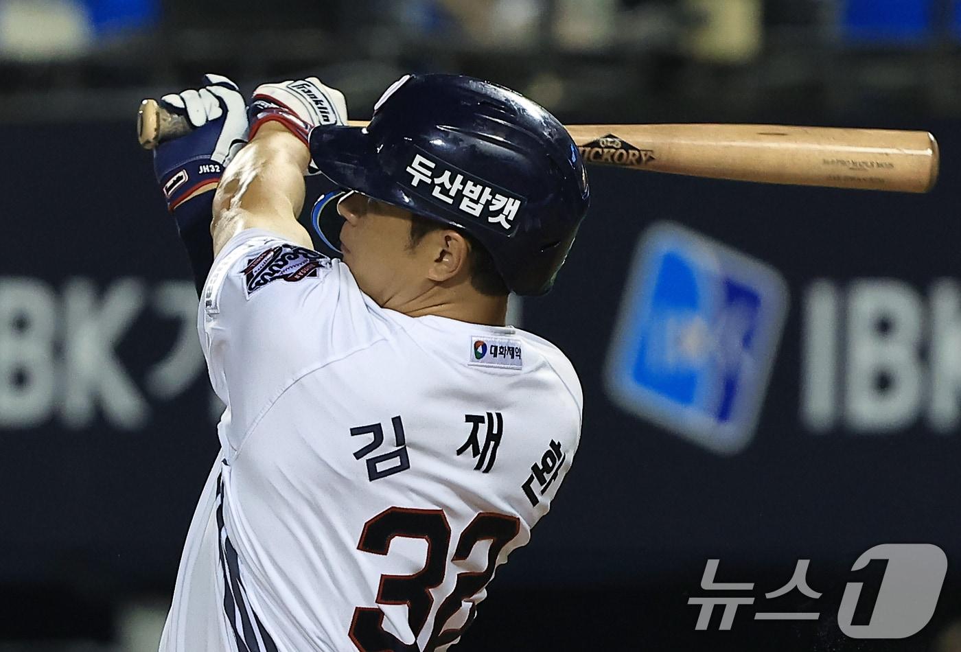 24일 오후 서울 송파구 잠실야구장에서 열린 프로야구 &#39;2025 신한 SOL뱅크 KBO 리그&#39; 한화 이글스와 두산 베어스의 경기에서 7회말 1사 주자 1루 상황 두산 김재환이 2점 홈런을 날리고 있다. 김재환은 10시즌 연속 10홈런 기록을 만들었다. 2025.7.24/뉴스1 ⓒ News1 박정호 기자