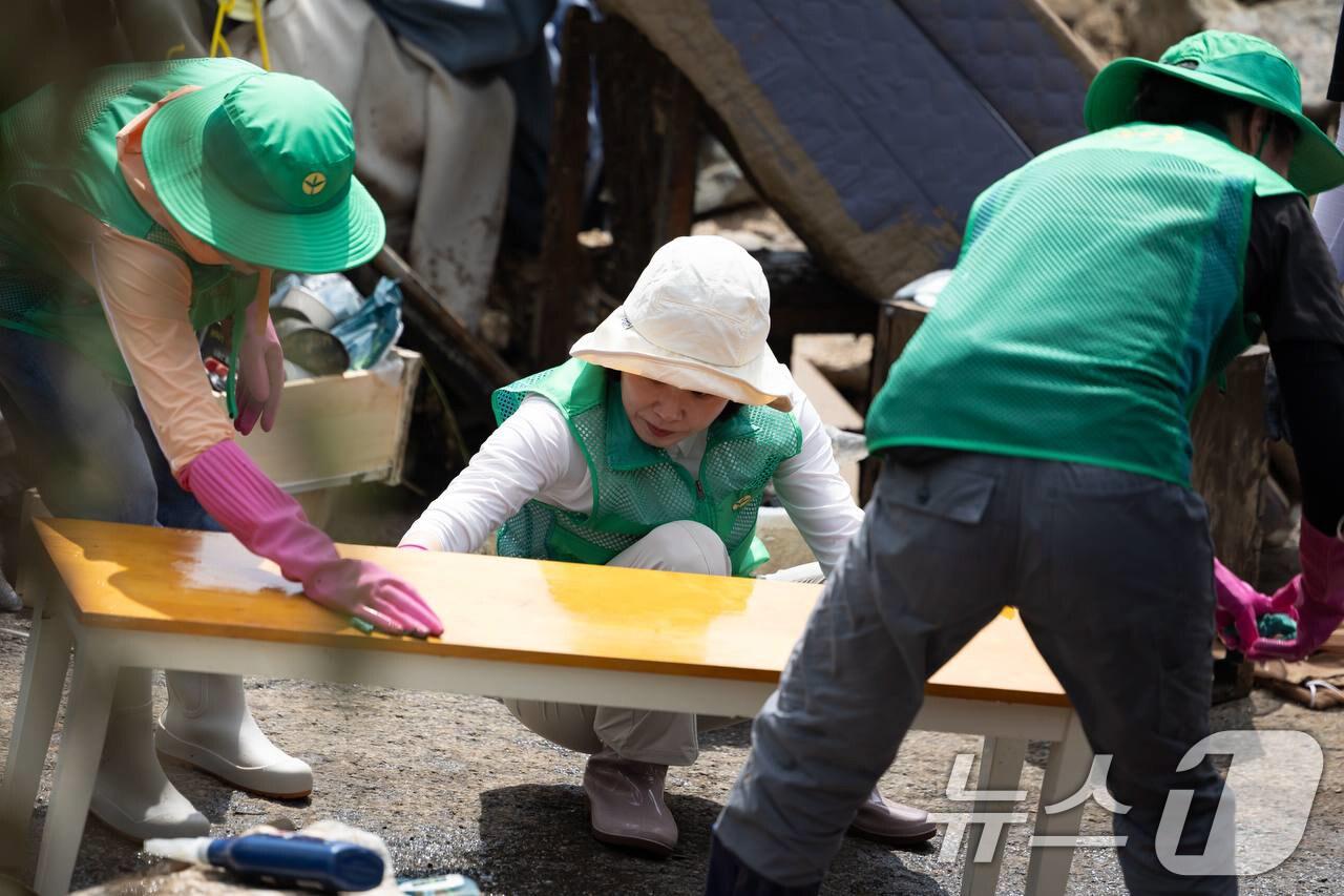 본문 이미지 - 이재명 대통령 부인 김혜경 여사가 24일 집중호우로 피해를 입은 경기도 가평군 수해복구 현장을 찾아 봉사활동을 하고 있다. &#40;대통령실 제공. 재판매 및 DB 금지&#41; 2025.7.24/뉴스1 ⓒ News1 허경 기자