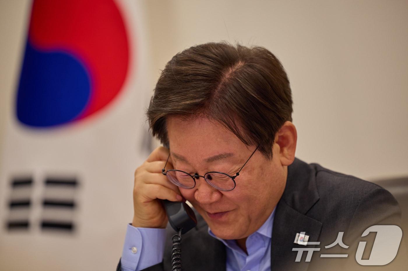 이재명 대통령이 24일 서울 용산 대통령실 청사 집무실에서 프리드리히 메르츠 독일 총리과 전화 통화하고 있다. (대통령실 제공. 재판매 및 DB 금지) 2025.7.24/뉴스1 ⓒ News1 허경 기자