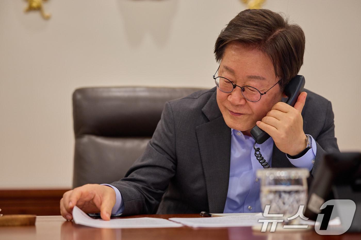 이재명 대통령이 24일 서울 용산 대통령실 청사 집무실에서 샤브카트 미르지요예프 우즈베키스탄 대통령과 전화 통화하고 있다. (대통령실 제공. 재판매 및 DB 금지) 2025.7.24/뉴스1 ⓒ News1 허경 기자