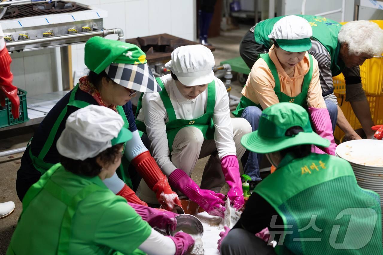 본문 이미지 - 김혜경 여사가 24일 집중호우 피해를 입은 경기도 가평군을 찾아 봉사활동을 하고 있다.(대통령실 제공) ⓒ News1 한재준 기자