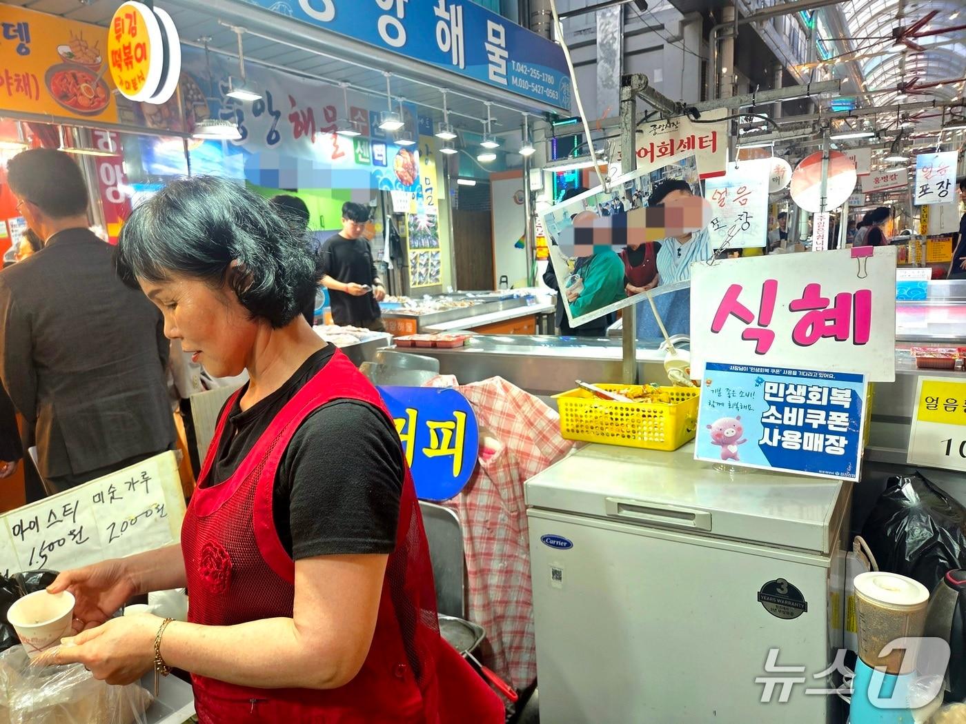 본문 이미지 - 24일 오후 대전 동구 중앙시장에서 상인 김은주 씨(61)가 손님을 맞고 있다. 2025.7.24/뉴스1 ⓒ 뉴스1 장시온 기자