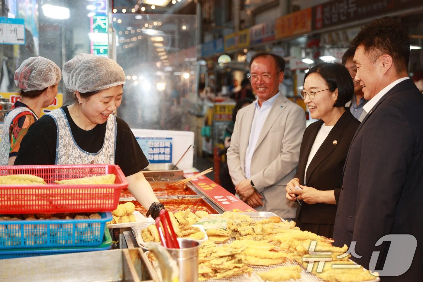 한성숙 중소벤처기업부 장관이 지난 7월 대전 중앙시장을 방문해 상인들과 만나 대화를 나누고 있다. &#40;중소벤처기업부 제공. 재판매 및 DB 금지&#41; 2025.7.24/뉴스1