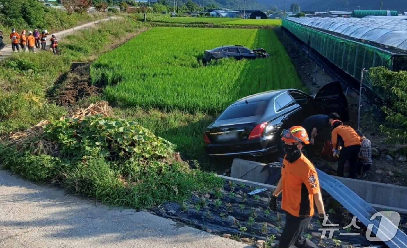 24일 오후 5시33분쯤 충북 옥천군 군서면 동평사거리서 발생한 교통사고로 차량 2대가 논으로 추락했다.(옥천소방서 제공, 재판매 및 DB금지)/뉴스1