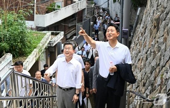 본문 이미지 - 오세훈 서울시장이 24일 오후 신당9구역 재개발사업 현장을 점검하고 있다. &#40;서울시 제공&#41; 뉴스1 ⓒ News1