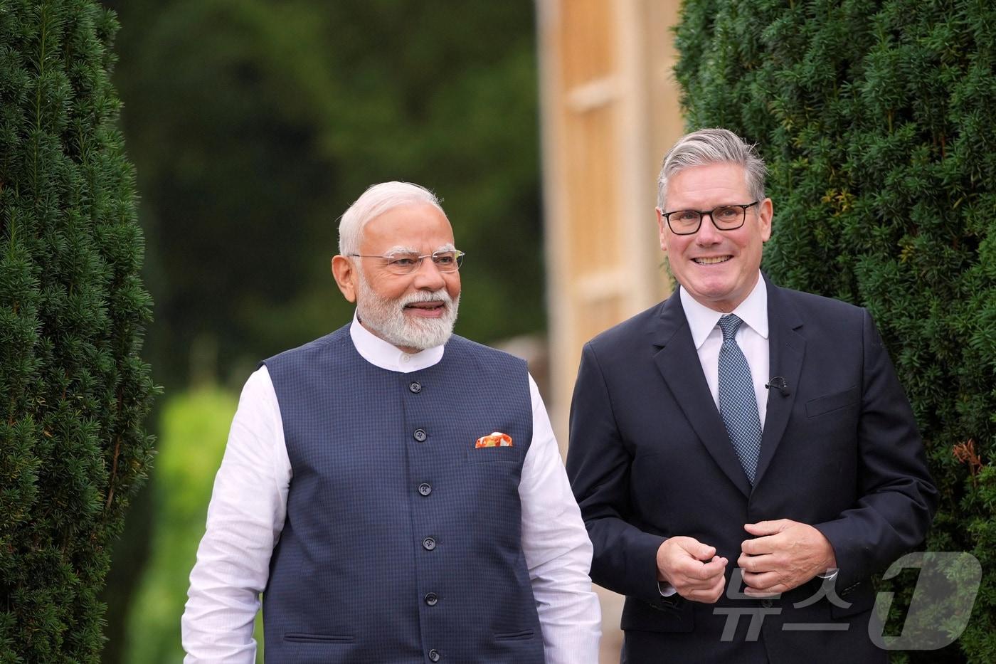 키어 스타머 영국 총리와 나렌드라 모디 인도 총리가 런던 체커스 관저 바깥 정원을 함께 걷고 있다. 2025. 07. 24. ⓒ 로이터=뉴스1 ⓒ News1 양은하 기자