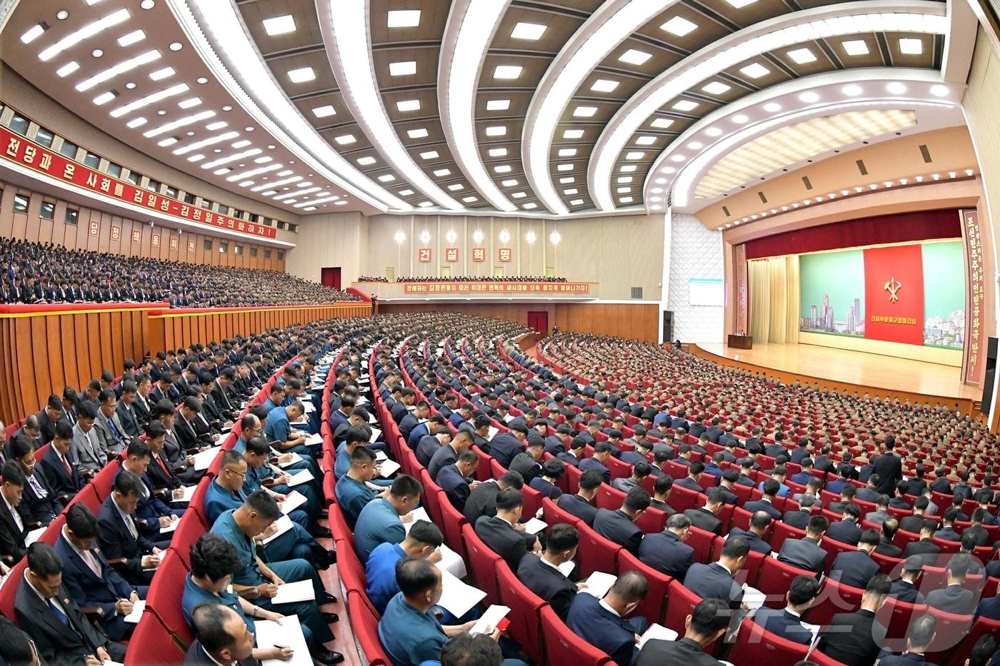 &#40;평양 노동신문=뉴스1&#41; = 북한 노동당 기관지 노동신문은 25일 지난 18일부터 24일까지 평양에서 건설부문 일꾼&#40;간부&#41; 집중 강습이 진행됐다고 보도했다. [국내에서만 사용가능. 재배포 금지. DB 금지. For Use Only in the Republic of Korea. Redistribution Prohibited] rodongphoto@news1.kr