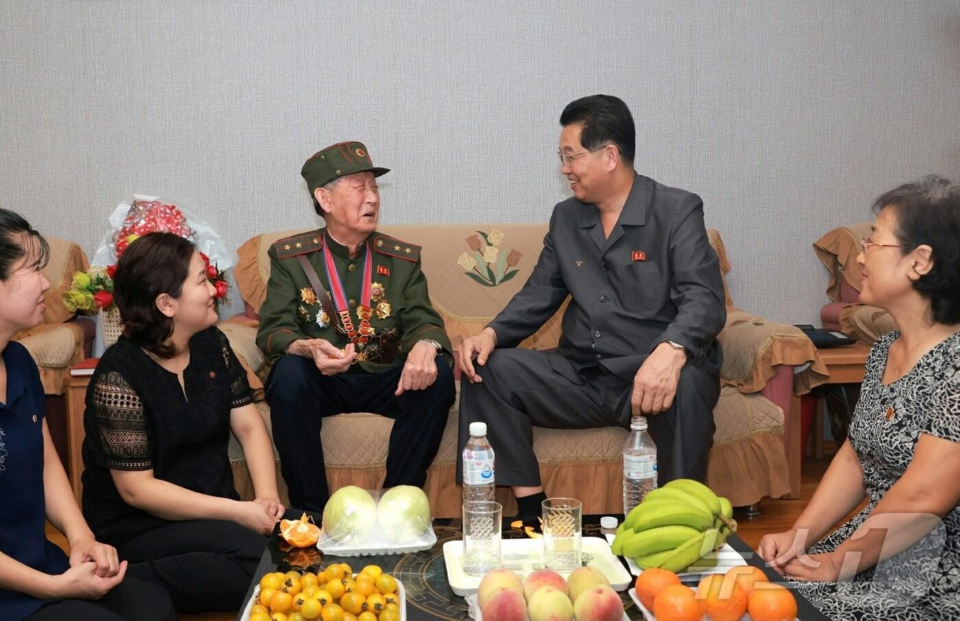 (평양 노동신문=뉴스1) = 북한 노동당 기관지 노동신문은 23일과 24일 '전승절(정전협정체결일·27일)을 맞아 당과 정부, 간부들과 무력기관 책임 일꾼(간부)들이 전쟁노병(참전군인)들의 가정을 방문했다고 25일 보도했다. [국내에서만 사용가능. 재배포 금지. DB 금지. For Use Only in the Republic of Korea. Redistribution Prohibited] rodongphoto@news1.kr