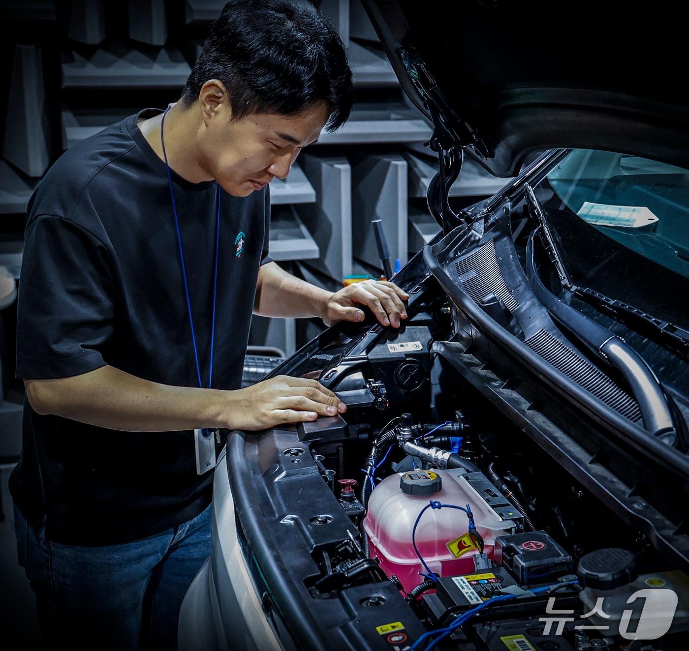 본문 이미지 - 현대위아의 한 연구원이 25일 경기도 의왕시 현대위아 열관리시험동에서 공조시스템 시험을 진행하고 있다. (현대위아 제공) 