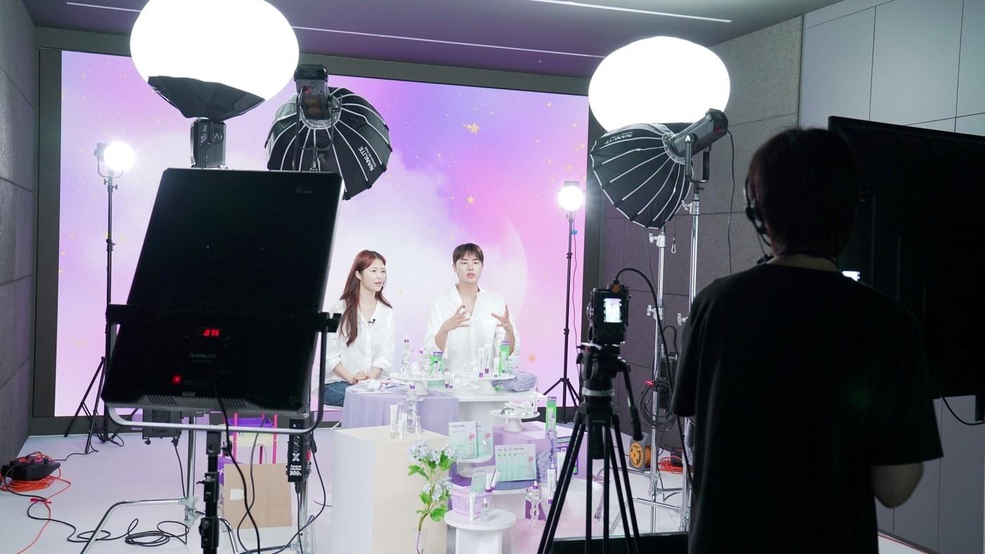 올리브영은 올영라이브에 지난해 처음 도입한 '파트너 라이브' 편성을 대폭 확대할 계획이다.(올리브영제공)