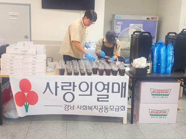 본문 이미지 - 24일 롯데GRS가 산청중학교에서 수해 피해 지역의 이재민에게 구호식품을 전달했다.(롯데GRS 제공)