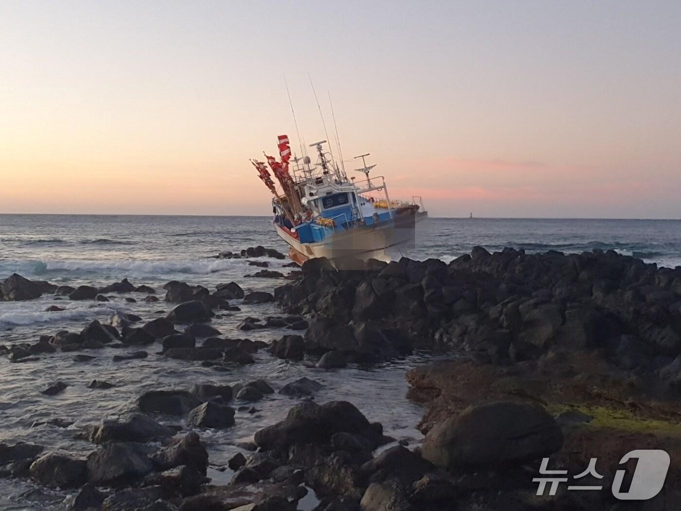 본문 이미지 - 지난 24일 오후 10시36분쯤 서귀포 하모방파제 남쪽 300m 해상에서 좌초된 한림선적 어선 A호(20톤, 근해연승).(서귀포해양경찰서 제공. 재판매 및 DB 금지)