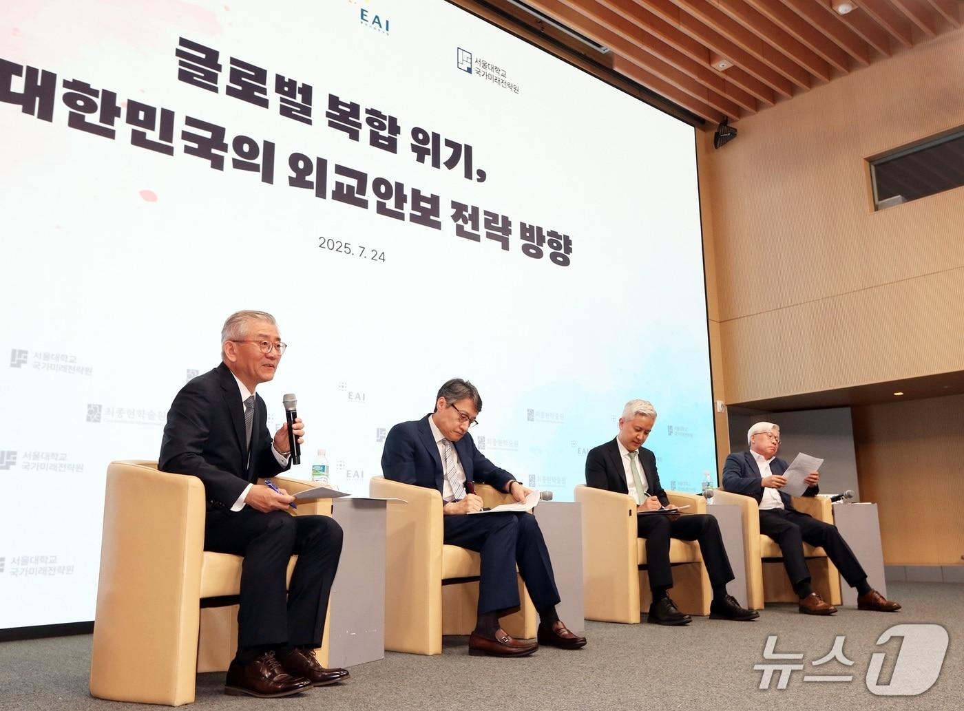 본문 이미지 - 24일 한국고등교육재단 빌딩에서 열린 ‘글로벌 복합 위기, 대한민국의 외교안보 전략 방향’ 포럼 2세션에서 패널들이 토론하고 있다. 왼쪽부터 김형진 전 국가안보실 제2차장, 손열 동아시아연구원 원장, 손인주 서울대 교수, 이상현 세종연구소 수석연구위원. &#40;최종현학술원 제공&#41;