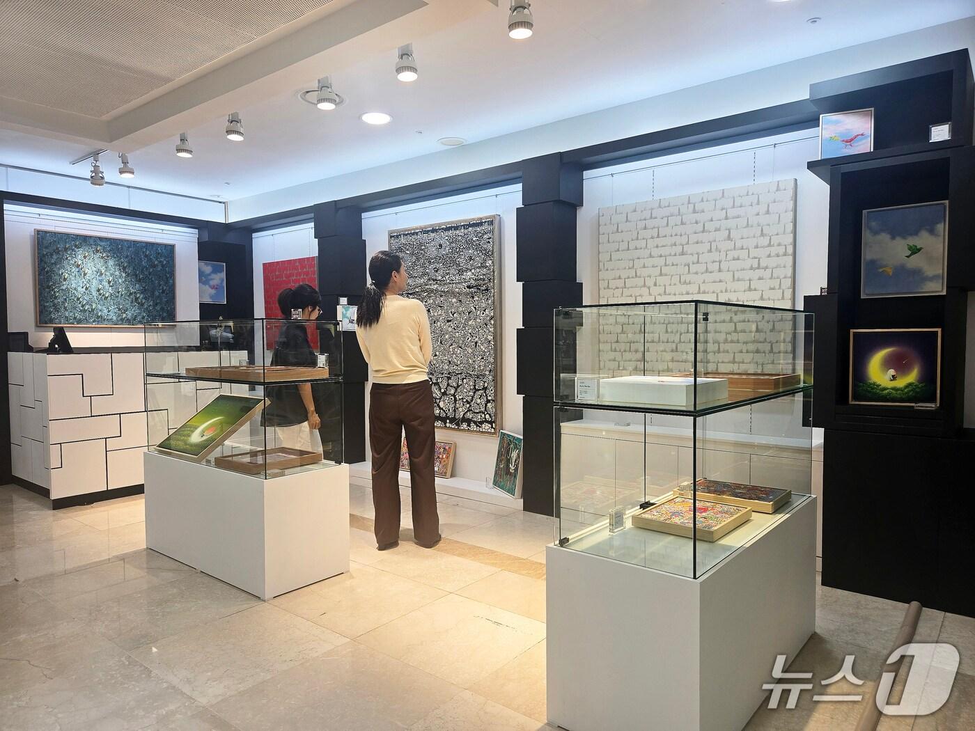 본문 이미지 - 제주관광공사 중문면세점 미술품 전시·판매장인 'J-Art'.(제주관광공사 제공, 재판매 및 DB 금지)