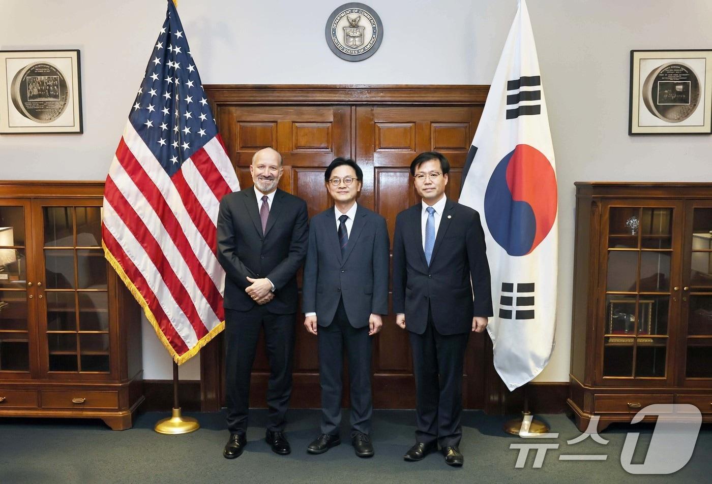 김정관 산업통상자원부 장관이 24일&#40;현지시간&#41; 미국 워싱턴 D.C. 상무부 회의실에서 하워드 러트닉 상무부 장관과 기념 촬영을 하고 있다. &#40;산업통상자원부 제공. 재판매 및 DB 금지&#41; 2025.7.25/뉴스1