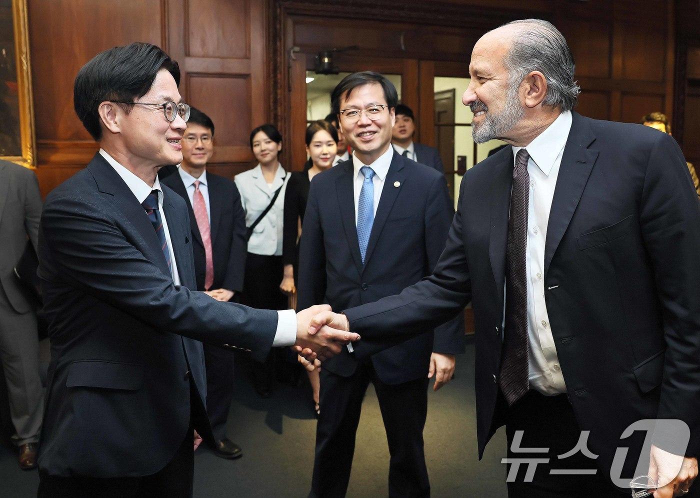 지난 24일(현지시간) 김정관 산업통상자원부 장관(사진 왼쪽)과 여한구 통상교섭본부장이 미국 워싱턴 D.C. 상무부 회의실에서 하워드 러트닉 상무부 장관과 만나 악수를 나누고 있다. (산업통상자원부 제공. 재판매 및 DB 금지) 2025.7.25/뉴스1