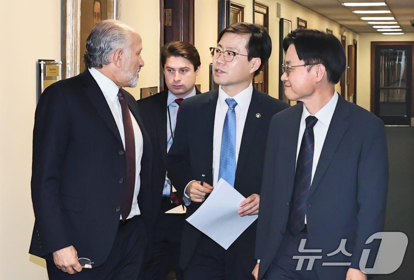 본문 이미지 - 김정관 산업통상자원부 장관이 24일&#40;현지시간&#41; 미국 워싱턴 D.C. 상무부 회의실에서 하워드 러트닉 상무부 장관과 면담을 나누고 있다. &#40;산업통상자원부 제공. 재판매 및 DB 금지&#41; 2025.7.25/뉴스1