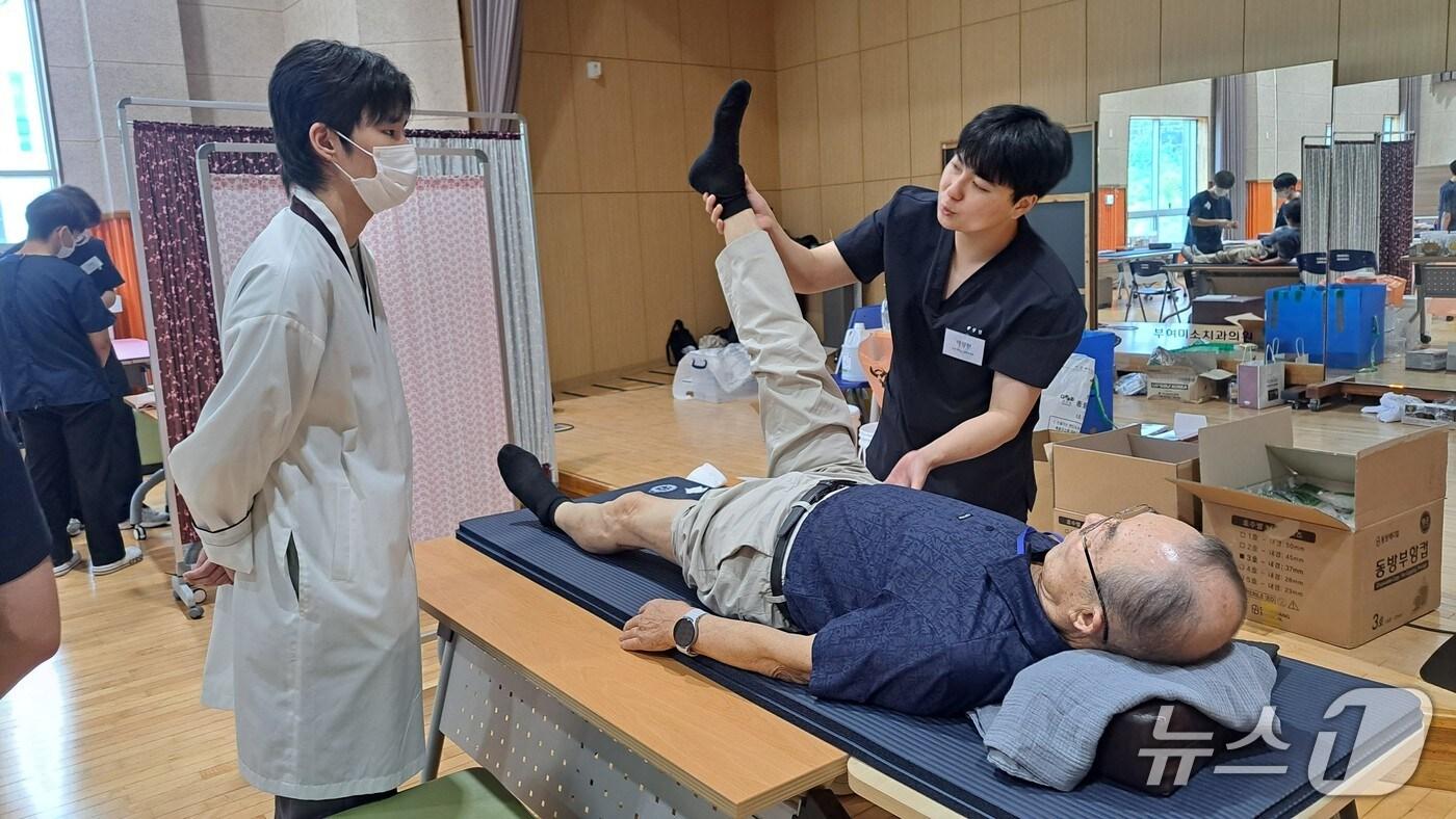 원광대학교 한의과학대학 학생회 의료봉사 모습. (부여군 제공. 재판매 및 DB금지)2025.7.25/뉴스1