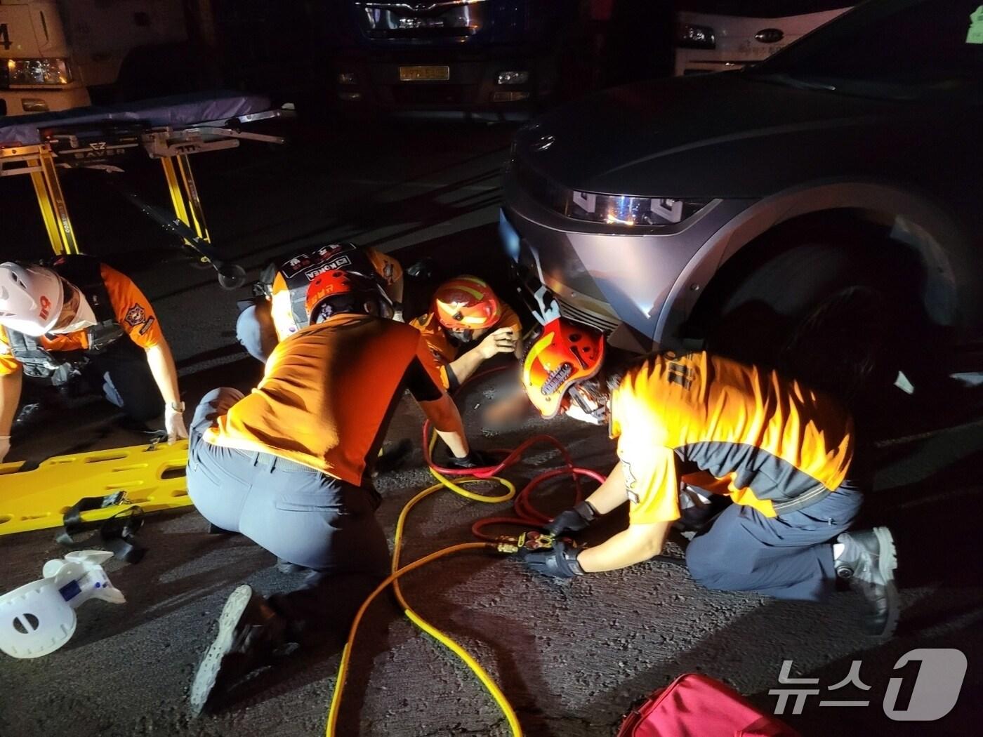 본문 이미지 - 지난 24일 밤 서귀포시 중문동 천제연폭포 주차장에서 SUV에 깔린 40대가 구조되고 있다.(제주도소방안전본부 제공. 재판매 및 DB 금지)