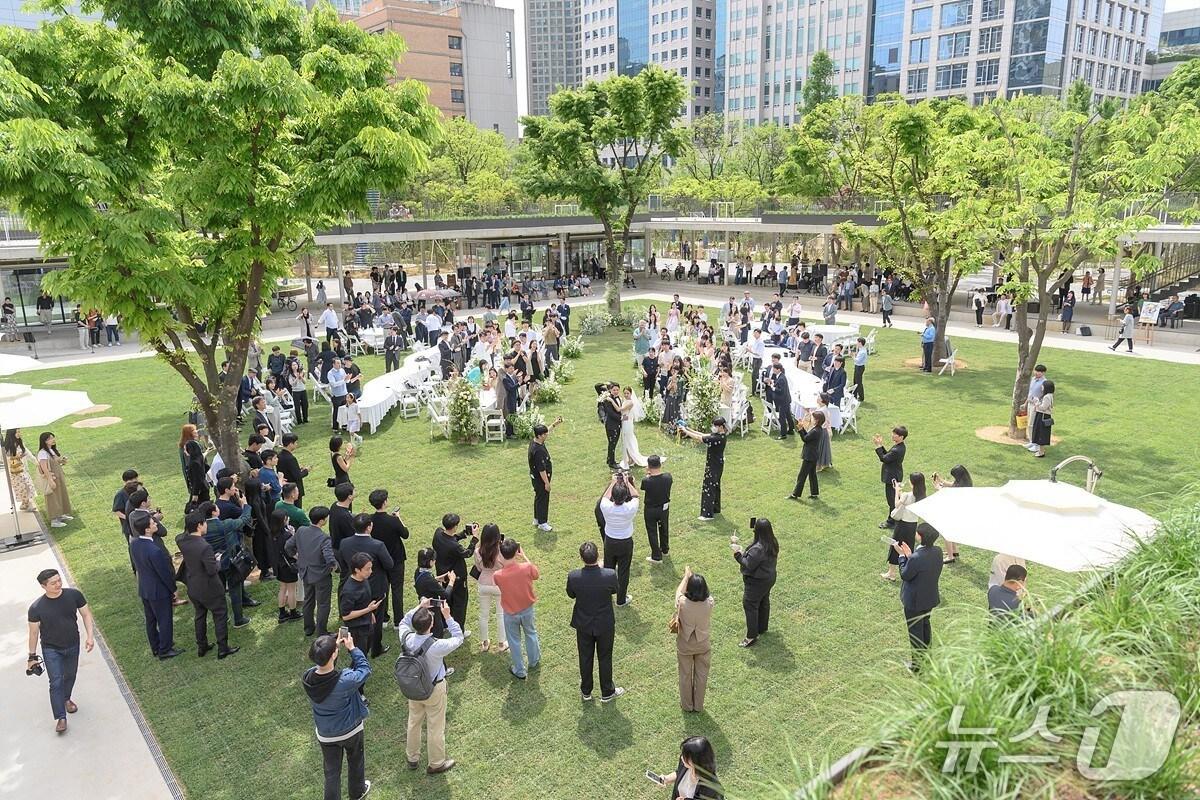 본문 이미지 - 오목공원에서 열린 야외결혼식 전경.(양천구 제공)