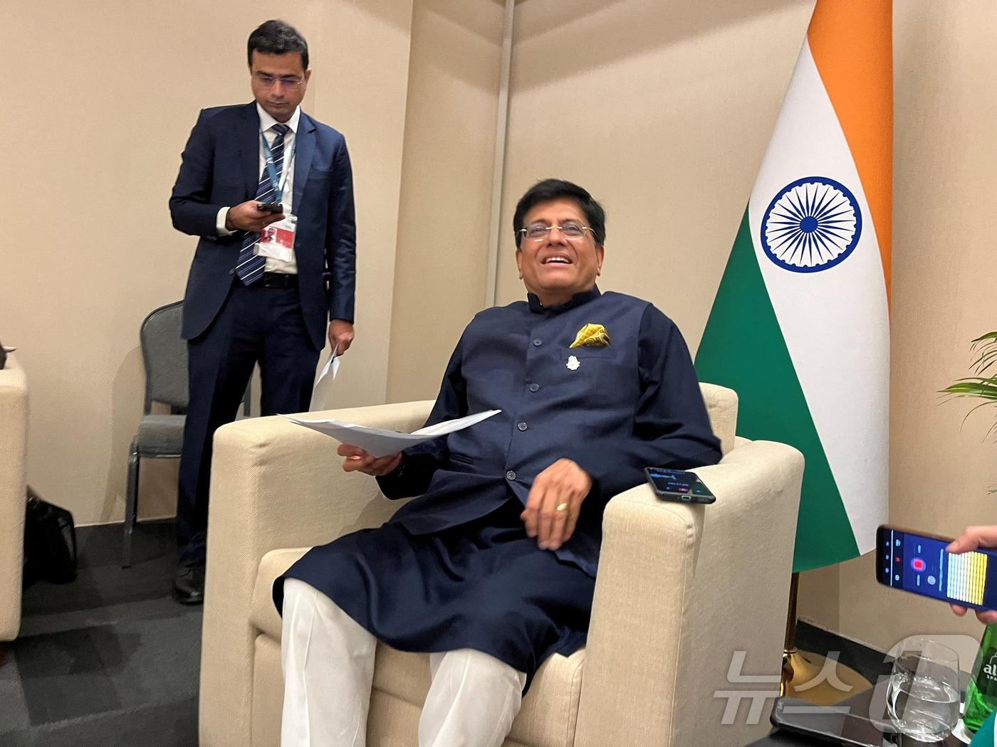 본문 이미지 - 피유시 고얄 인도 상무부 장관이 2024년 2월 29일 아랍에미리트 아부다비를 방문한 자리에서 기자들에게 브리핑하고 있다. 2024.2.29 ⓒ 로이터=뉴스1 ⓒ News1 강민경 기자