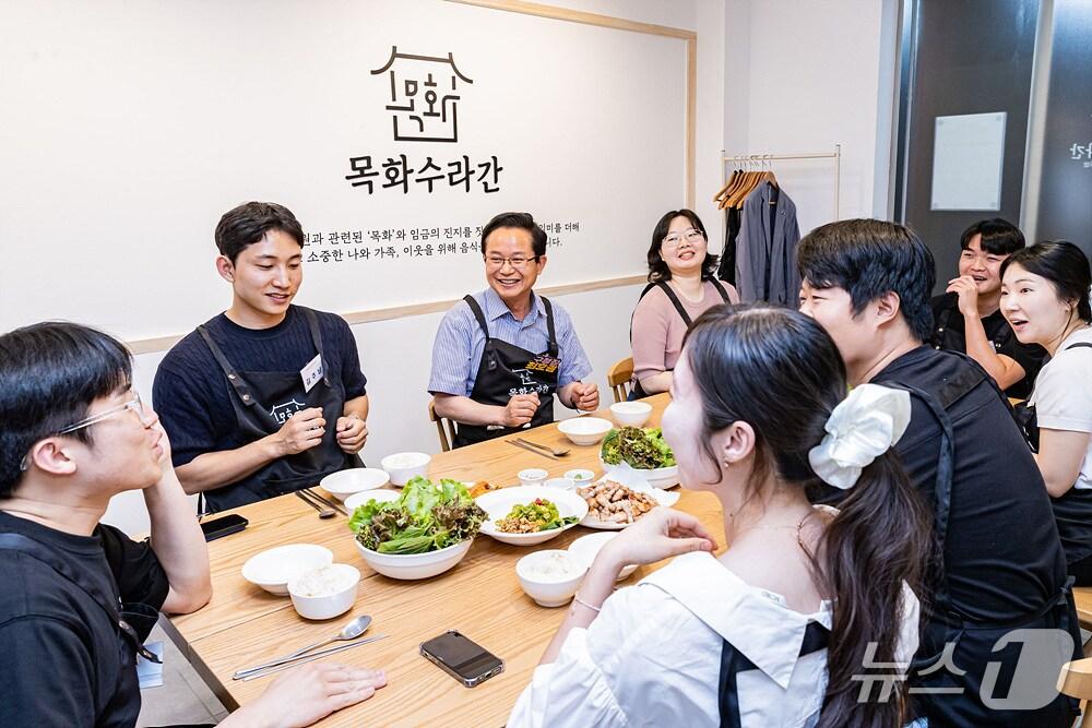 본문 이미지 - 목화수라간에서 진행된 '영등포반찬회' 프로그램에 참여한 청년들 모습.(영등포구 제공)