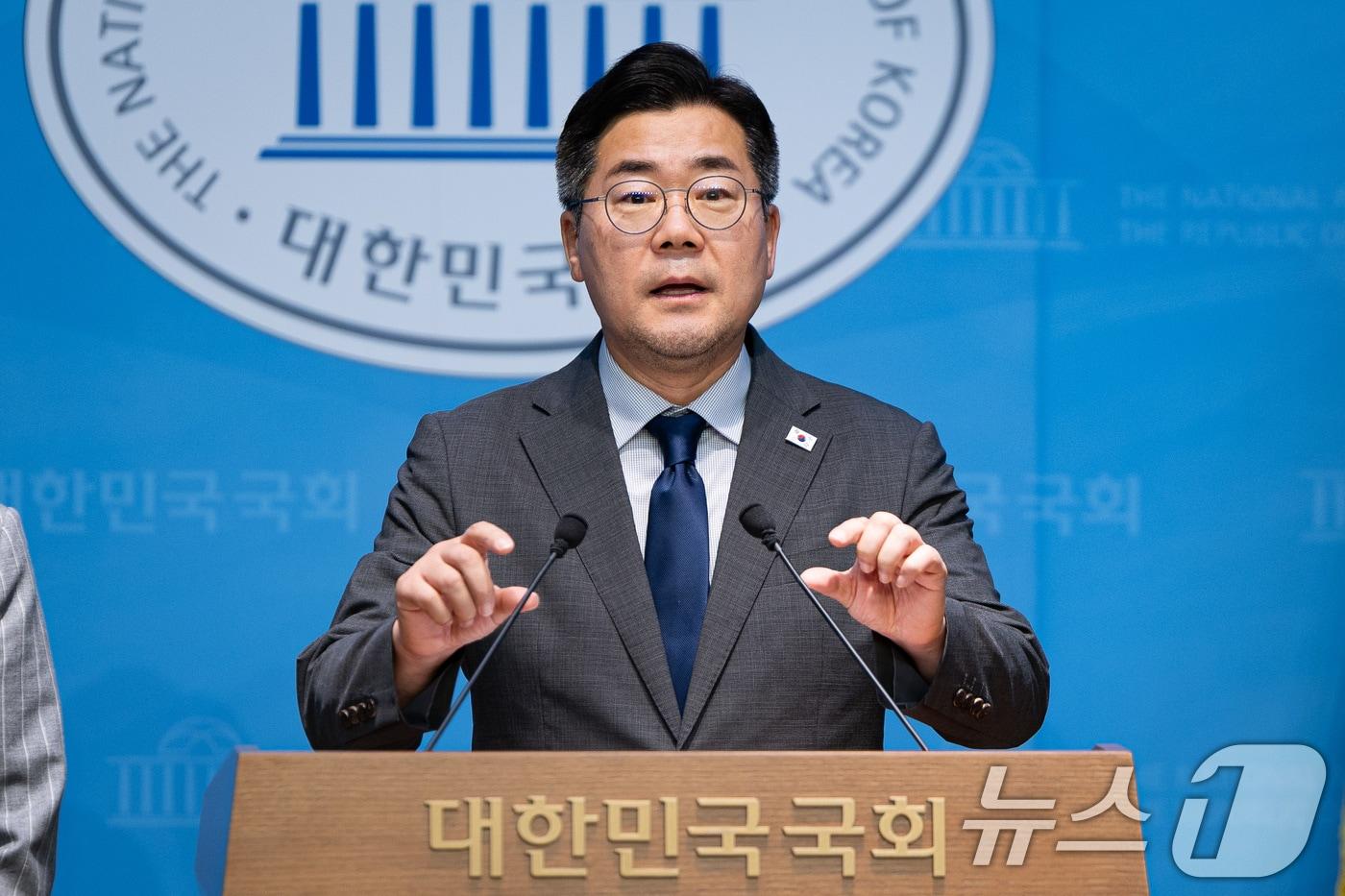 박찬대 더불어민주당 당대표 후보가 25일 서울 여의도 국회 소통관에서 기자회견을 열고 윤석열 전 대통령 내란 사태에서 &#39;인간 방패&#39; 역할을 한 국민의힘 국회의원 45명에 대한 제명 촉구 결의안 발의를 밝히고 있다. 2025.7.25/뉴스1 ⓒ News1 유승관 기자