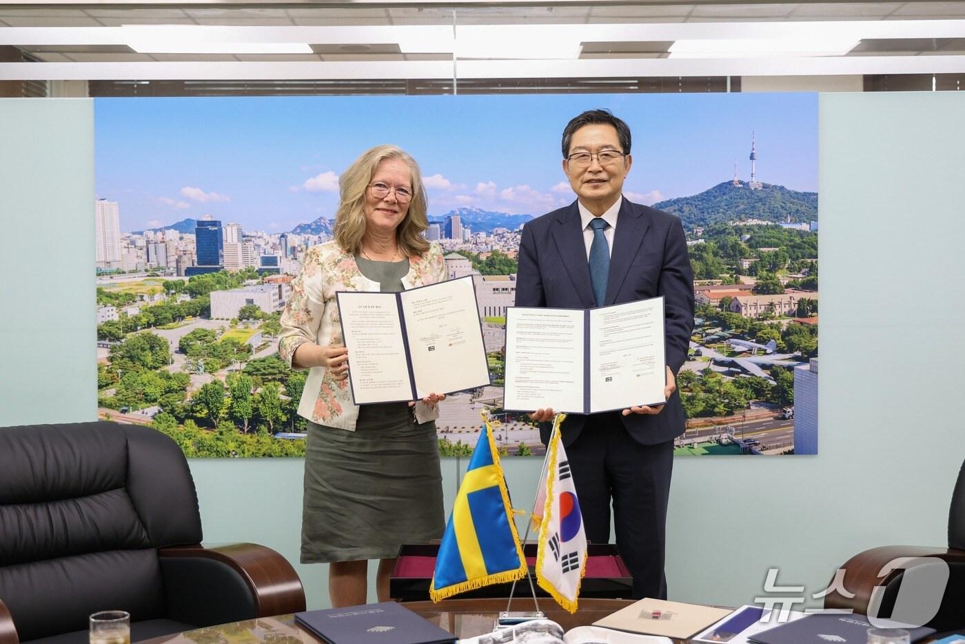 백승주 전쟁기념사업회장, 카타리나 에릭손 스웨덴 한서협회장.(전쟁기념사업회 제공)