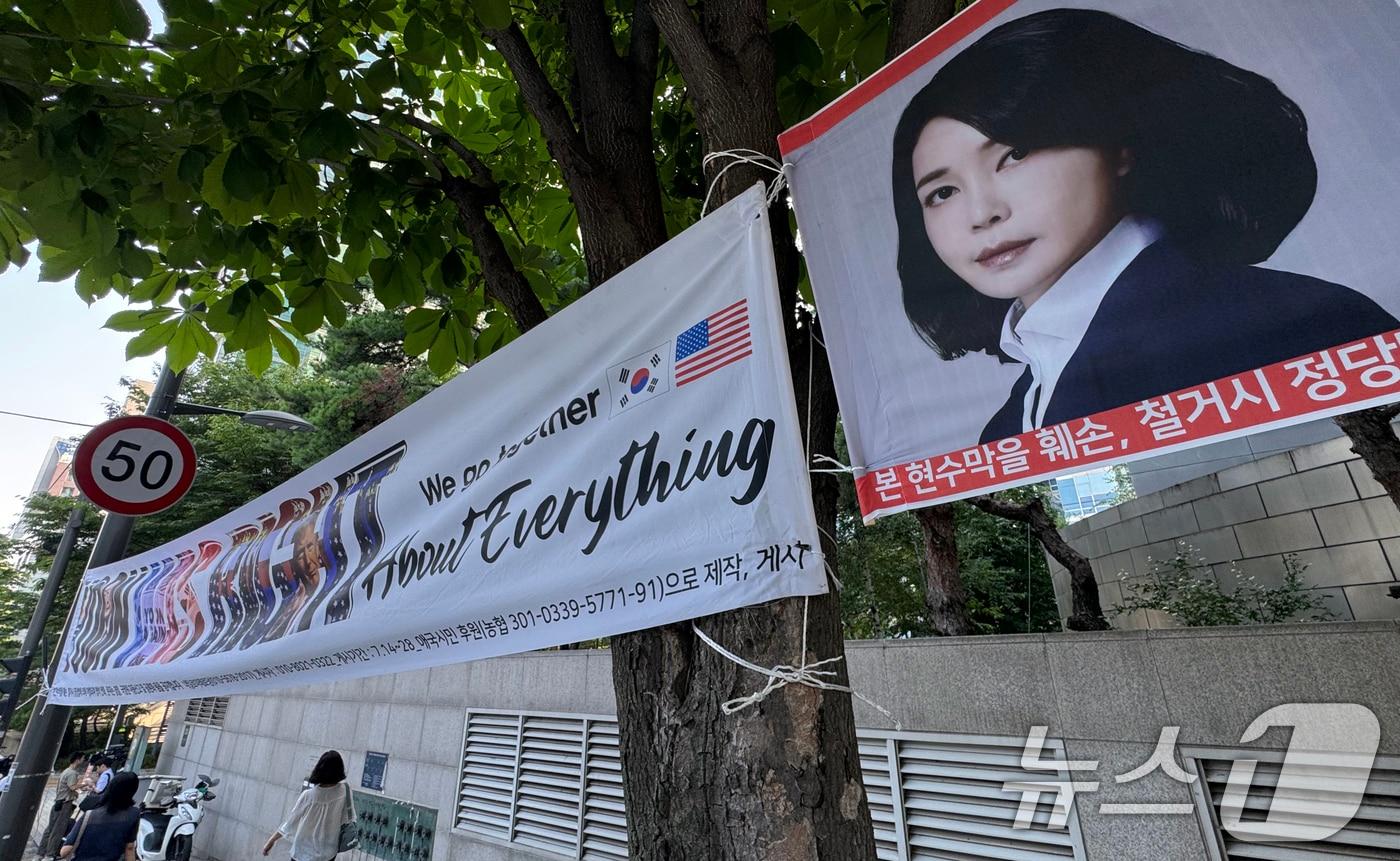 김건희 여사의 각종 의혹을 수사하는 민중기 특별검사팀이 25일 오전 윤석열 전 대통령 사저인 아크로비스타와 김 여사가 운영했던 코바나컨텐츠, 김 여사 모친 최은순 씨 주거지와 김선교 국민의힘 의원실 등에 대한 전방위 강제수사에 나섰다. 사진은 이날 서울 서초구 아크로비스타 단지 모습. 2025.7.25/뉴스1 ⓒ News1 김명섭 기자