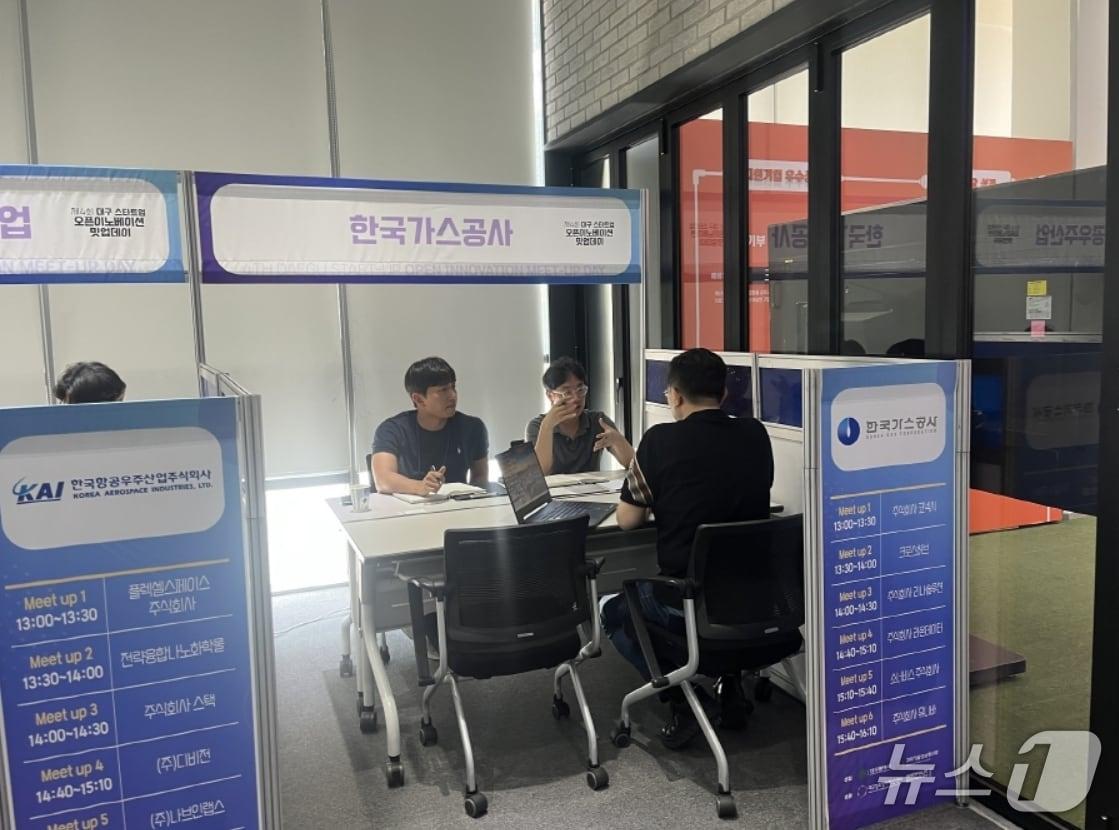 본문 이미지 - '4회 대구 스타트업 오픈이노베이션 밋업데이'에 참가한 선도기업 한국가스공사 직원이 스타트업 관계자와 1대1 비즈니스 미팅을 하고 있다.(대구창경센터 제공. 재판매 및 DB 금지)